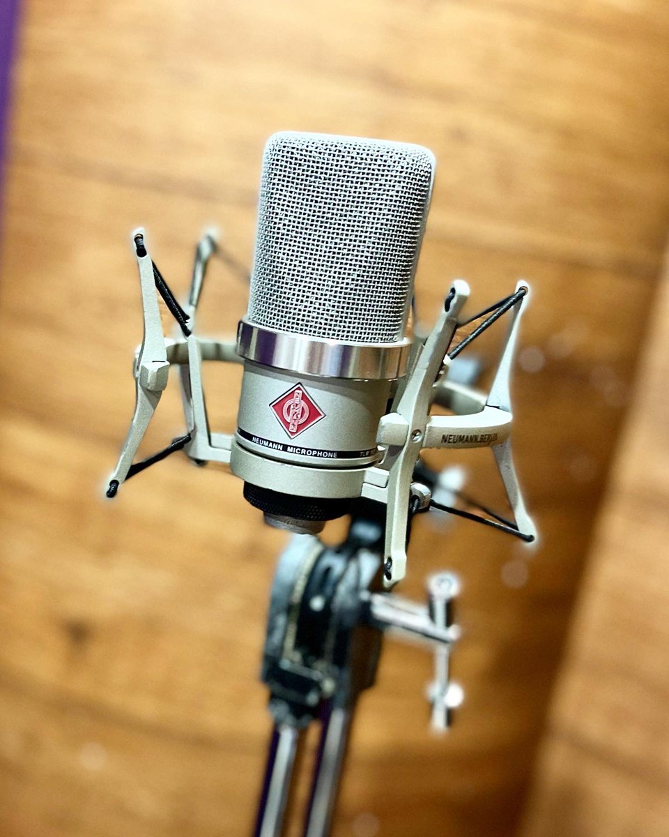 ginza_noah's tweet photo. NEUMANN TLM102(¥220-/1h)

NEUMANN TLM102はスッキリとしたサウンドが特徴で、ボーカルの存在感を際立たせます✨
トランスレスデザインのサウンドは、声だけでなく、ギターやドラムなど、パワフルな音の楽器録音にも最適です🎵

 #銀座#サウンドスタジオ#ボーカリスト#歌ってみた#歌い手#弾き語り https://t.co/tD4F1ZkBi4