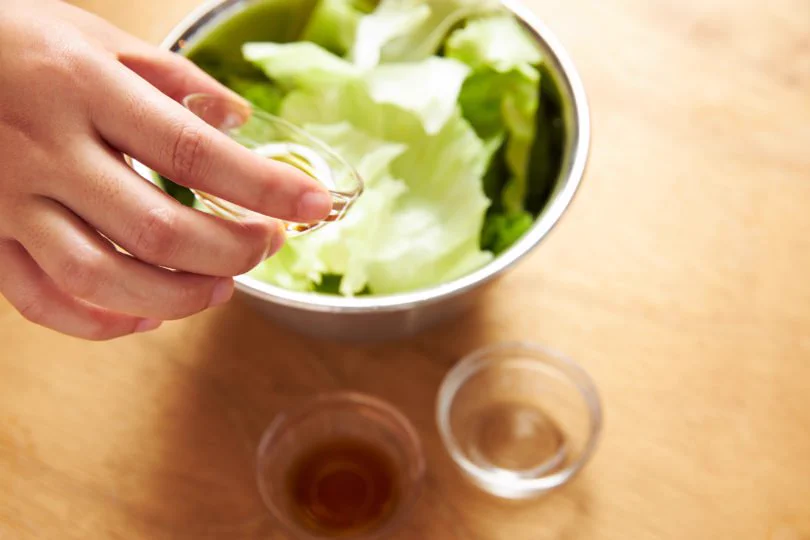 ちぎって和えるだけで作れちゃう？！レタスを使った、簡単に作れるサラダレシピ！