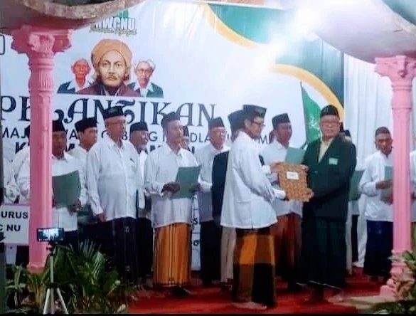 Dalam prosesi pelantikan MWCNU Prambon Nganjuk tadi malam. MWCNU yang memiliki prestasi juara 2 NU Award tingkat Jawa Timur, dan menjadi jujugan studi banding MWCNU dari beberapa kabupaten sekitar. Selamat dan sukses. Semoga diberi kemudahan semua urusan.