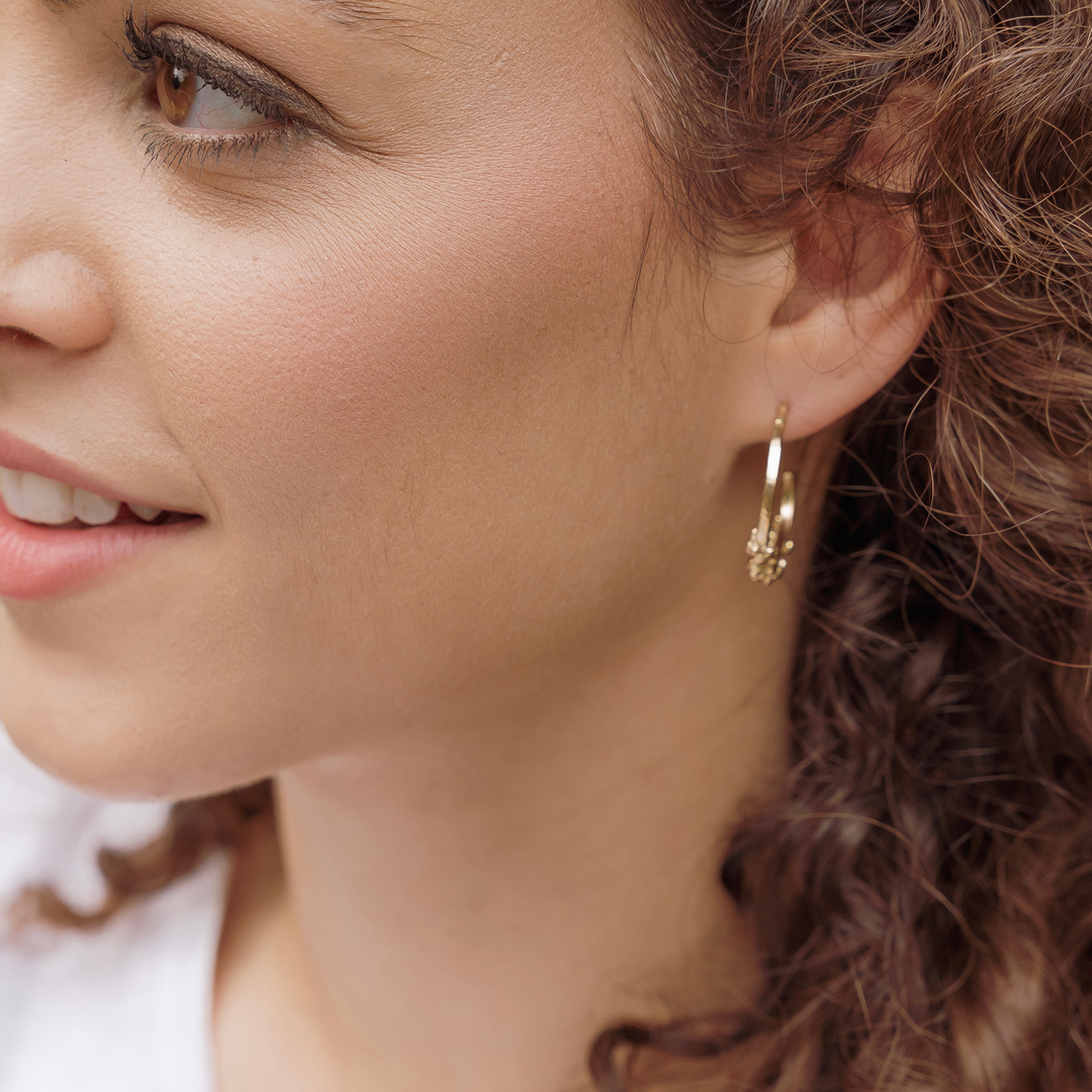 The Moti Hoops 

The most beautiful things in life are often formed through the fusion of exquisite things.
This is the story of the Moti collection; inspired by a mermaid born on the shores of a tropical island, the love child of a beautiful Pacific ocean princess and a dashing