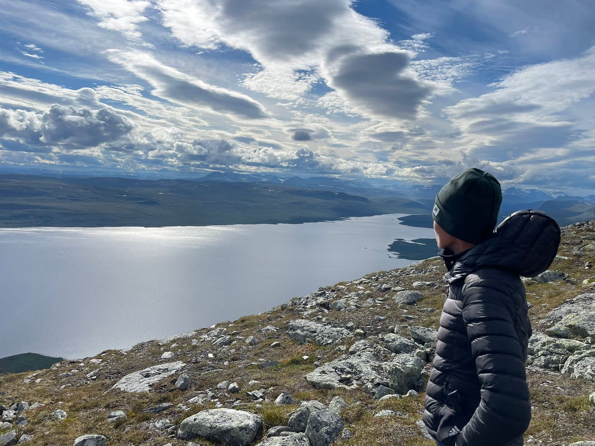 ArmiAhola's tweet photo. Nyt jo turvallisesti Suomen puolella. Saanan huiputus 1029 m. #Saana #saveAra https://t.co/NGsqX0XHoN
