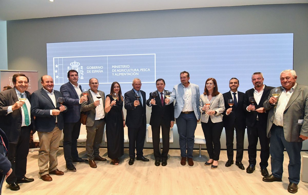 La Interprofesional del Vino de España #OIVE presenta la hoja de ruta que busca mejorar posicionamiento del #sectorvitivinícola, la sostenibilidad de toda la cadena y su revalorización.
¡Gracias a todos los que nos acompañasteis!

▶️Leer noticia bit.ly/3RRN66s