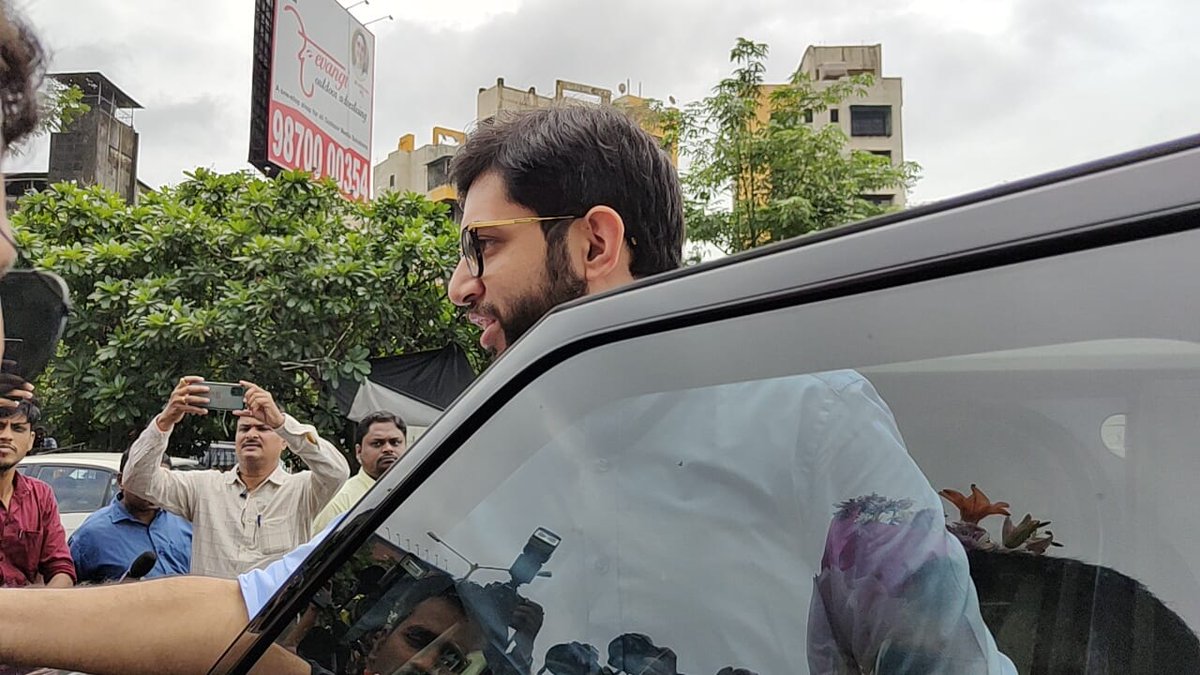 TOIMumbai's tweet photo. Maharashtra: Aditya Thackarey welcomed by Yuva Sena and Shiv Sena in Thane on his way to #Bhiwandi. https://t.co/IxNnG3DlxM