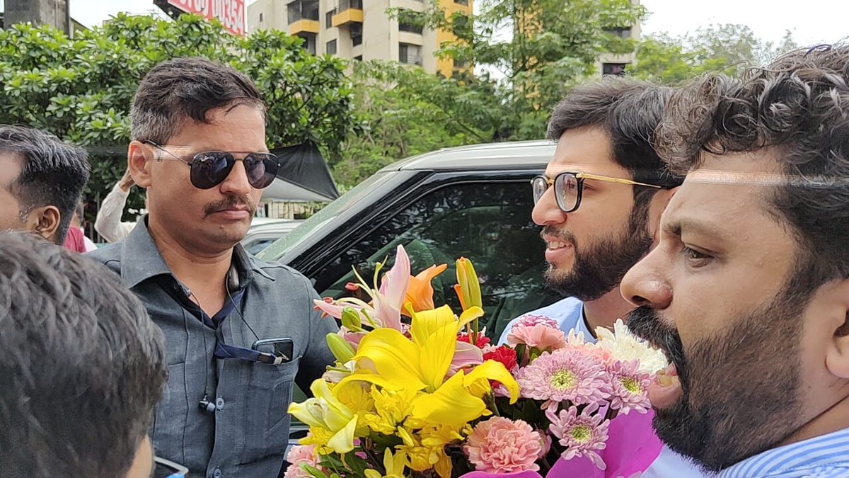 TOIMumbai's tweet photo. Maharashtra: Aditya Thackarey welcomed by Yuva Sena and Shiv Sena in Thane on his way to #Bhiwandi. https://t.co/IxNnG3DlxM