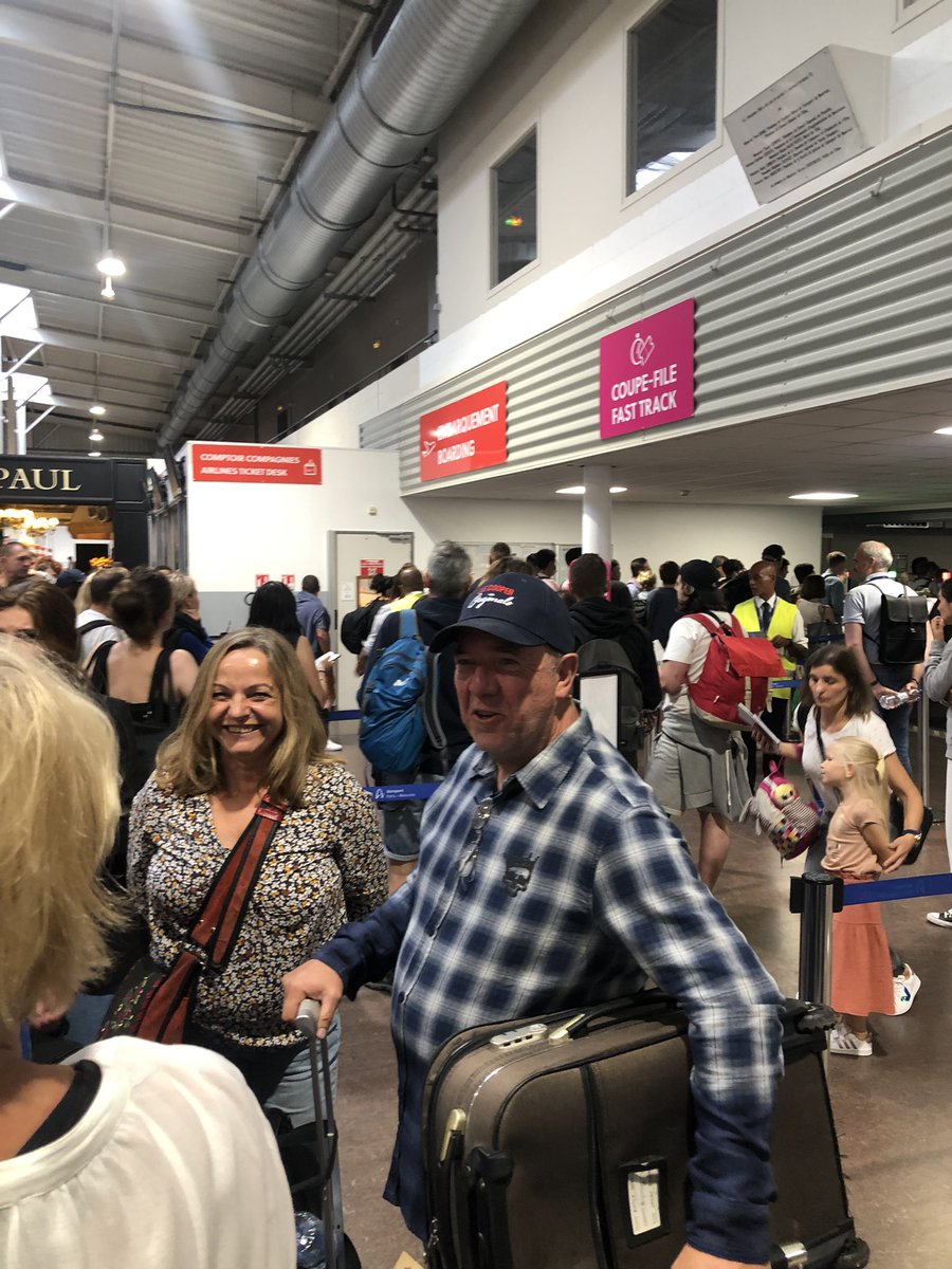 wthluisa's tweet photo. @ryanairport WTF? This is the experience you offer your customers. A total lack of control, a disastrous service, incompetent servicie. #paris #Beauvais https://t.co/poX0D4ZbcJ