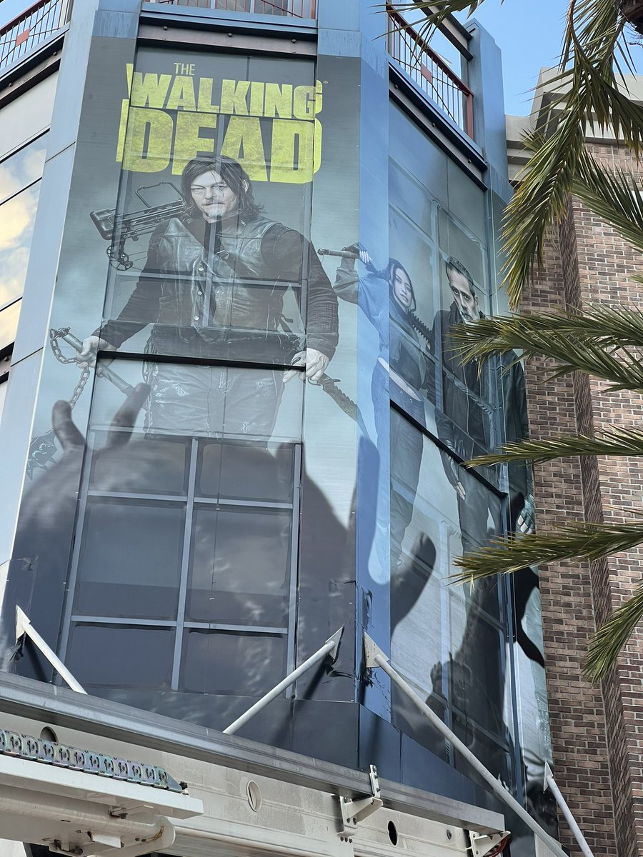 Update! Rosita and Negan are next to Daryl. #TWD #SDCC