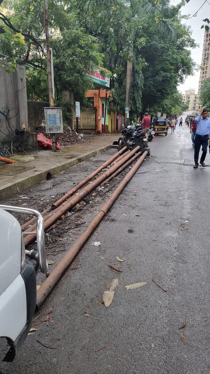 IMPramod77's tweet photo. @mybmc @mybmcWardS @CleanAlm @MSEDCL ...these electric poles are rusting and resting since last six months ...please remove same as it poses hurdles to  school students  approaching road from LBS to Pawar public school..Bhandup West. https://t.co/KzFJ3YAi90