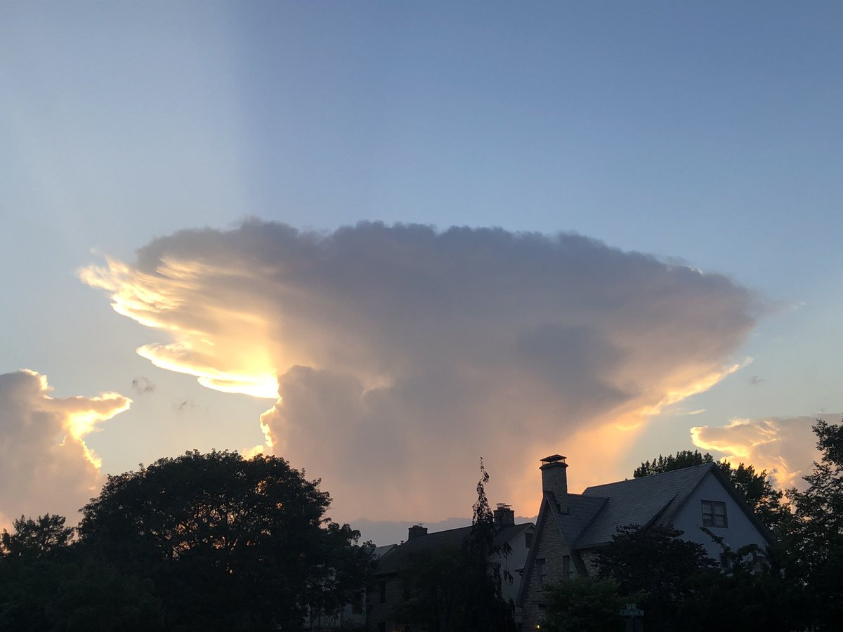 ericdUX's tweet photo. @AshleeBaracy Was this a thunderstorm in the making? I took this from Bexley. https://t.co/SmidjsYNXn