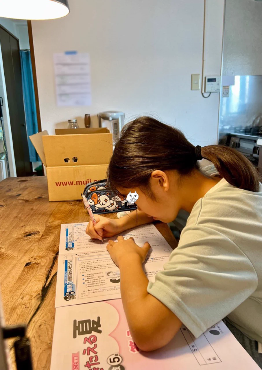 宿題するのを見守っている、いや、監視されている？！ネコちゃんの視線が気になって集中できませんｗ