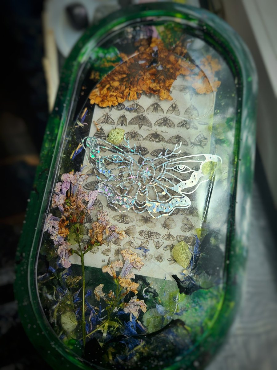 Goldiewhoopbur1's tweet photo. This piece includes some flowers I pressed earlier this spring and I absolutely love it! 🌻❤️ https://t.co/bK0TzYQBha