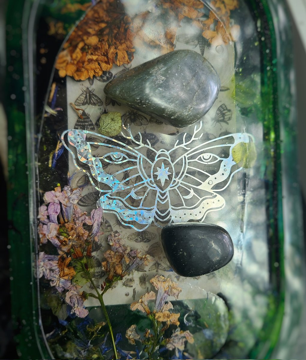 Goldiewhoopbur1's tweet photo. This piece includes some flowers I pressed earlier this spring and I absolutely love it! 🌻❤️ https://t.co/bK0TzYQBha