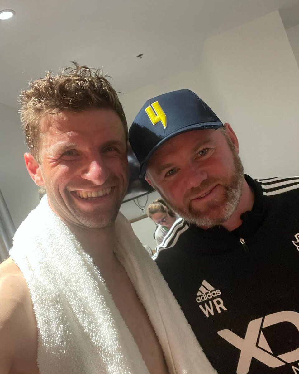 iMiaSanMia's tweet photo. Thomas Müller &amp; Wayne Rooney [📸 IG/esmuellert] https://t.co/IjRIZ66oHI