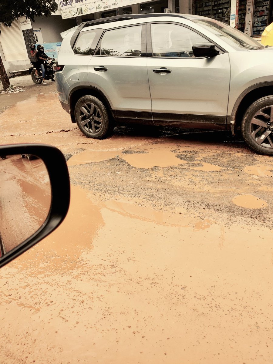 anshuk_pal's tweet photo. @MTF_Mobility @ArvindLBJP a small patch on hosa road, very close to #aurinkoacademy  is in terrible condition. Kids coming to school, it is a risk and extremely unsafe for this road condition. Request to look into this. https://t.co/TuvnfBQmcH