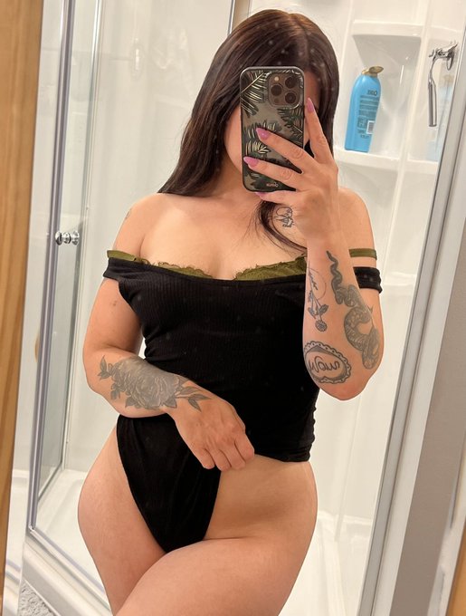I want to tattoo my hips badly https://t.co/iDQ1Ppb20t