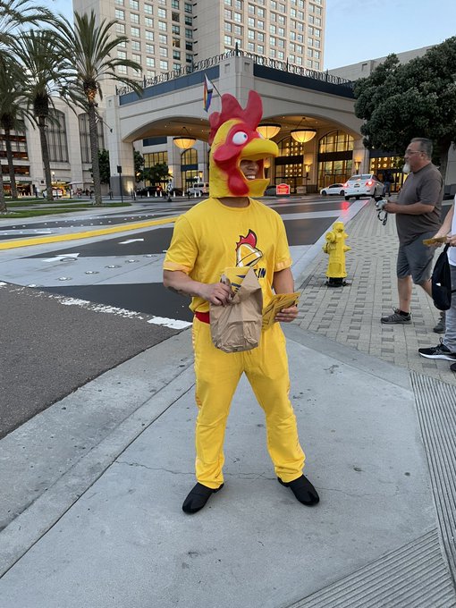 this restaurant's uniform im ??? 😭 https://t.co/W24nmMbVXs