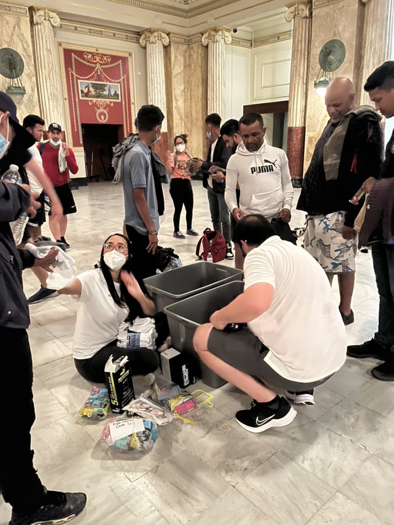 HumanitarianAc's tweet image. The majority don’t have DC as their final destination. Many want to go to Florida, New York or Utah. With your donation we can buy train tickets and help them reach a family member or a friend. #Linkinbio to donate 🙏🏽#helpmigrants #washprobs