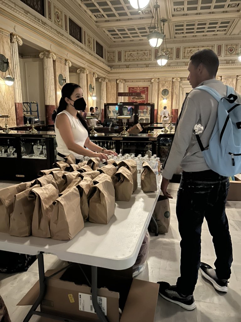 HumanitarianAc's tweet image. The majority don’t have DC as their final destination. Many want to go to Florida, New York or Utah. With your donation we can buy train tickets and help them reach a family member or a friend. #Linkinbio to donate 🙏🏽#helpmigrants #washprobs