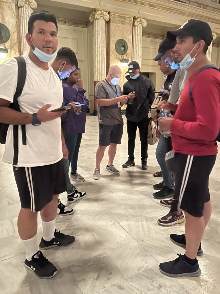 HumanitarianAc's tweet image. The majority don’t have DC as their final destination. Many want to go to Florida, New York or Utah. With your donation we can buy train tickets and help them reach a family member or a friend. #Linkinbio to donate 🙏🏽#helpmigrants #washprobs