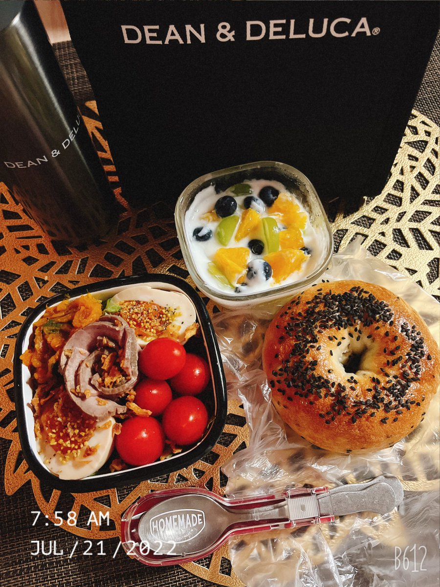 Life_Love_Style's tweet photo. Today'slunch😋🍴💕

さつまいも🍠のベーグル🥯
ローストビーフ＆マッシュかぼちゃ🎃のサラダ🥗
ブルーベリー🫐＆オレンジ🍊＆シャインマスカット🍇ヨーグルト

 #Twitter家庭料理部 
 #お弁当記録 
 #ブーランジェリブロン🥯 https://t.co/xFyr9GWuxp