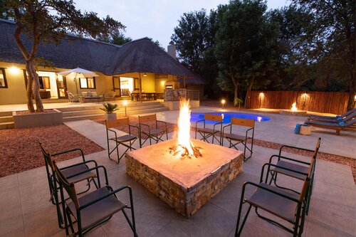 golimpopo's tweet image. @Kingly is a private luxury bush villa that offers self-catering accommodation only 30 meters from the Kruger fence and is available for your exclusive use.

#GoLimpopo
#MoreToEnjoy