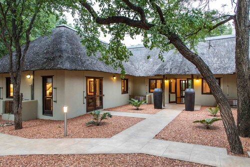 golimpopo's tweet image. @Kingly is a private luxury bush villa that offers self-catering accommodation only 30 meters from the Kruger fence and is available for your exclusive use.

#GoLimpopo
#MoreToEnjoy