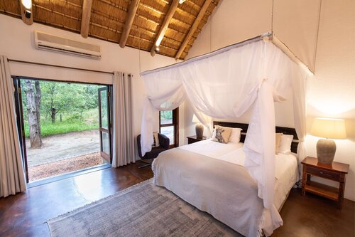 golimpopo's tweet image. @Kingly is a private luxury bush villa that offers self-catering accommodation only 30 meters from the Kruger fence and is available for your exclusive use.

#GoLimpopo
#MoreToEnjoy