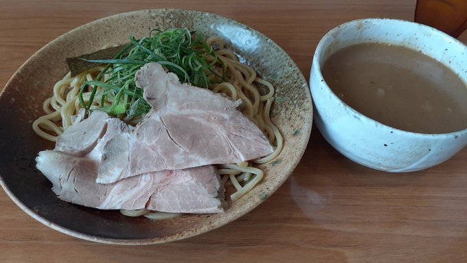 今日のお昼はつけ麺魚介スープ(写してないけどライスもあるよ)
俺の腹は麺200gで十分だとようやく悟った
そして魚介スープが口に合う…(๑'ڡ`๑) 
