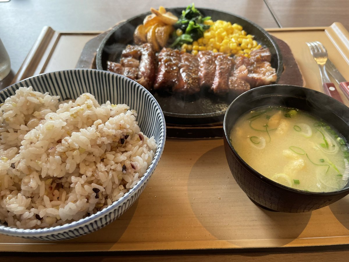 sonahasu's tweet photo. 佐賀のKOMOREBIいう温泉施設にいってきました😊
サウナが40畳ありとても広かったです😸
3回ほどサウナ周回しました♨️🏃‍♂️
とてもリラックスできてよかったので近くに来られた際は是非🤗

昼からお肉いただきました😋

＃温泉
＃サウナ
#ぼっち https://t.co/SMsyVVnFuk