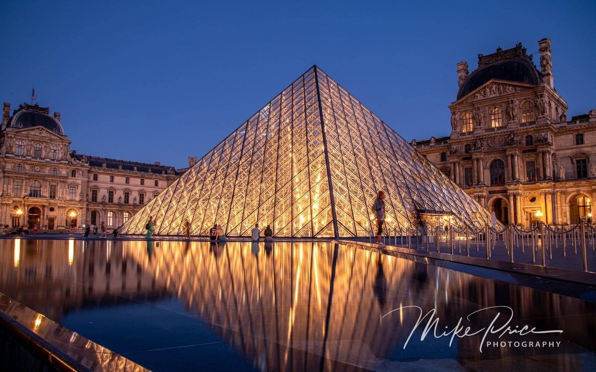 razorback_mikep's tweet image. Pyramids at the Louvre from 2 weeks ago.