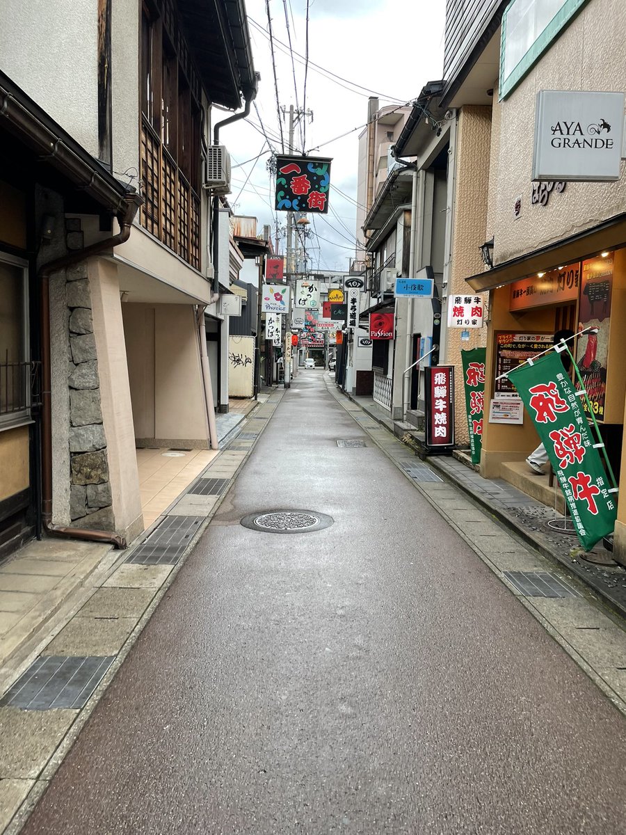 Endo_home's tweet photo. 岐阜県高山市に仕事で行ってきました！
飛騨牛のしゃぶしゃぶが絶品で忘れられません🤤 街並みも古き良きわびさびのある景観で仕事終わりの息抜きにとても楽しめました☺️

 #建築板金  #屋根  #リフォーム 
 #飛騨牛 
 #和風
 #相互フォロー
 #公式垢相互フォロー https://t.co/U9xmWHj6lB