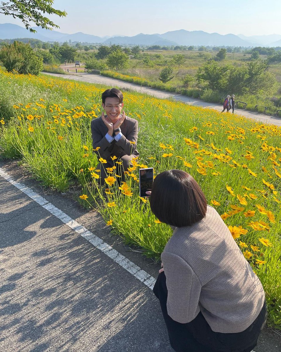 kdramatreats's tweet photo. behind the scene:                  the shot: https://t.co/bj4SwyhcWe
