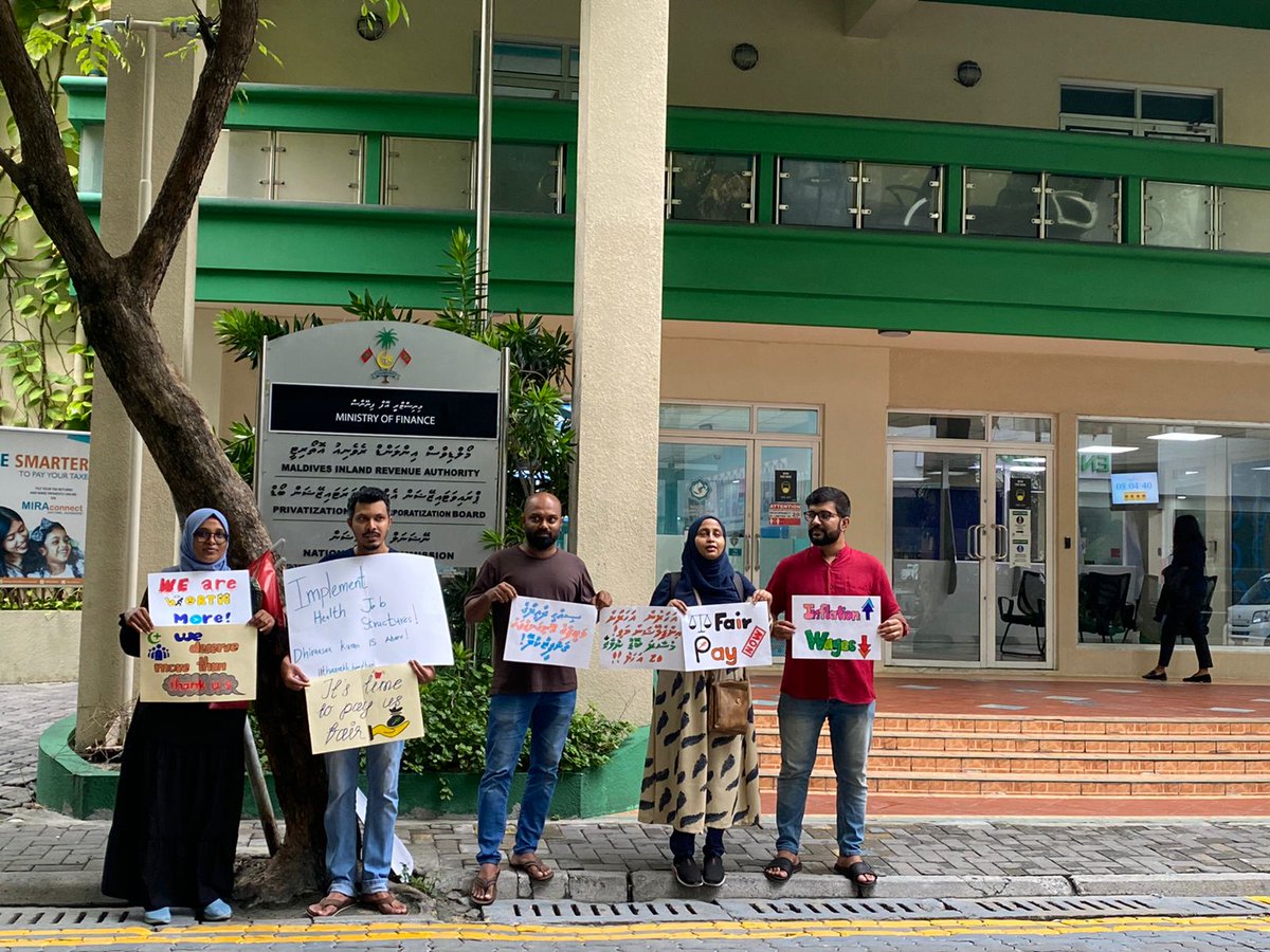 MaldivesHPU's tweet photo. Picket Thursday (21.07.2022)
ތާރީހަކީ ކޮބާ؟
ހެލްތް ސެކްޓަރ މަސައްކަތްތެރިން ވަޒީފާގެ ކުރިއެރުން ނުލިބި 20 އަހަރު!
#thaareeheh_hoadhan 
@MoHmv @MoFmv @iameeru @KerafaNaseem @PSIasiapacific @mtucMV https://t.co/3qetCEEeov