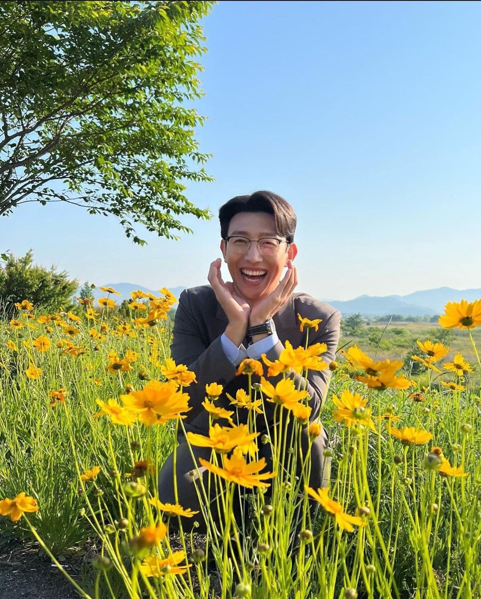 kdramatreats's tweet photo. The casts really loves taking photos of each other and the candid shots while taking a photo 😆💛 #ExtraordinaryAttorneyWoo https://t.co/TOAfCjzUV4