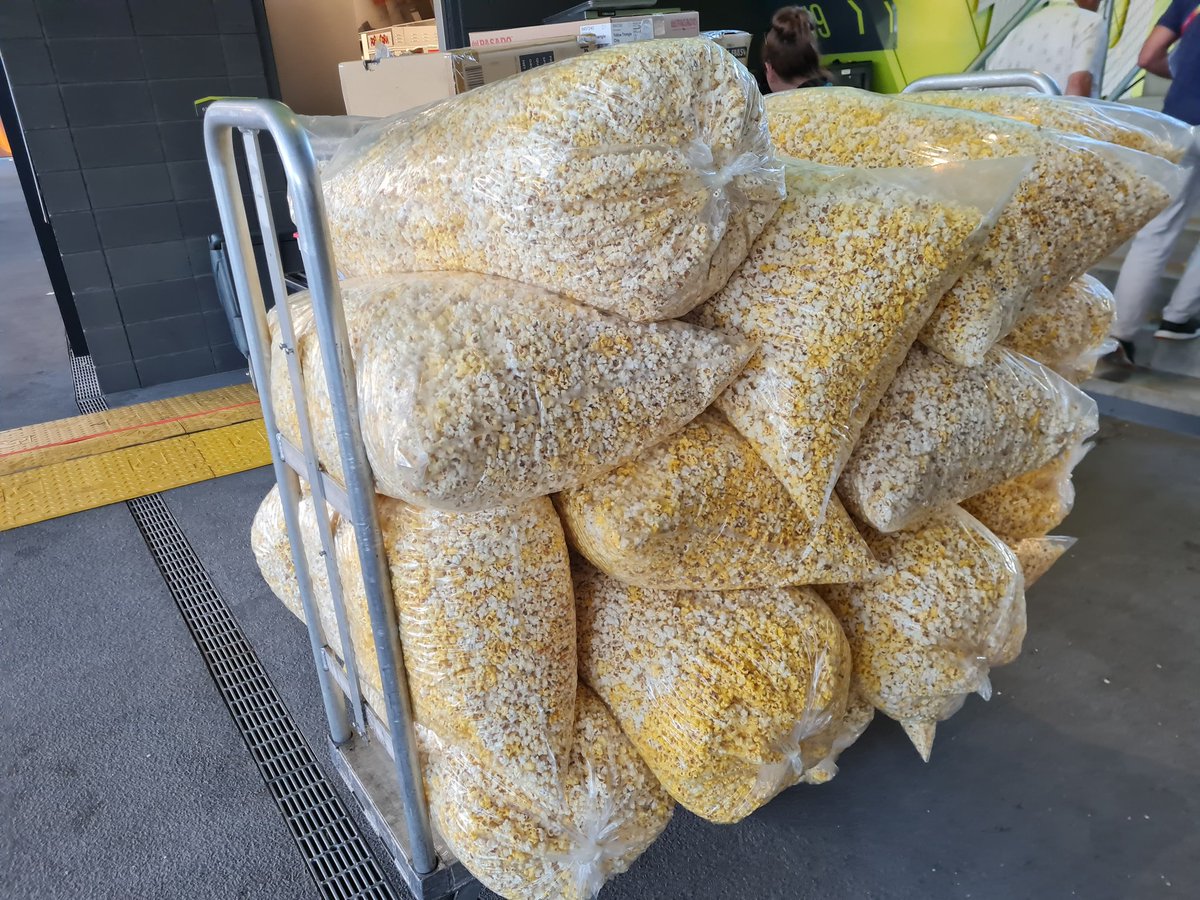 So wichtig bei einer langen WM: Die tägliche Popcorn-Lieferung für die Pressetribüne! ☝️🤘🖖👋 #Eugene2022