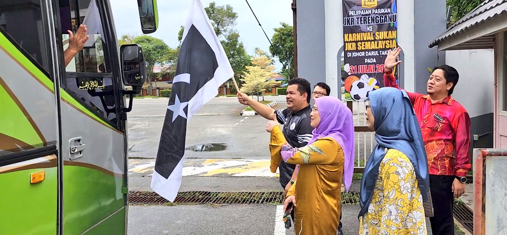 Tim.Pengarah <a href="/HasliJKR/">Hasli Ibrahim (Ir. Dr.)</a> menyempurnakan majlis pelepasan Kontijen JKR Terengganu di <a href="/jkr_ckm_ter/">JKR CKM TERENGGANU</a> yg akn beraksi di Sukan <a href="/JKRMalaysia/">JKR Malaysia</a> <a href="/JKRJohor/">JKR Johor</a>. Semoga dipermudahkan segala urusan &amp; Selamat Berjuang dgn semangat kesukanan Keluarga Malaysia 🇲🇾
<a href="/IrZulkefly/">Mohd Zulkefly S</a> @IrMdridzwan <a href="/SaigaiSuhaila/">suhaila saigai</a>