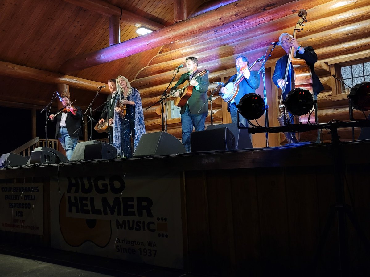 ndills716's tweet photo. Finally got to see @RhondaVincent13 again this past weekend at the #DarringtonBluegrassFestival!! That makes time number 6! https://t.co/s5mgHgoldT