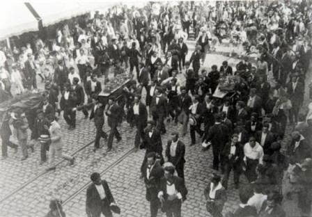 wrkclasshistory's tweet image. #OtD 21 Jul 1919 workers in Arequipa, Peru, formed a committee to fight against the rapidly rising cost of living. When their demands were not met, they launched a massive general strike in early October. After eight days, workers won pay increases. libcom.org/library/anarch…