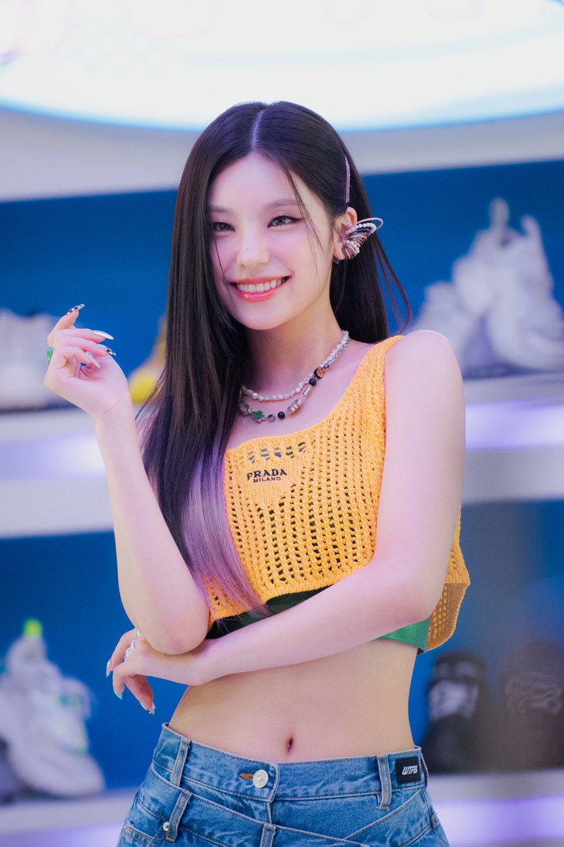 yejigallery's tweet photo. sneakers mv behind https://t.co/8yTB7nUYUX