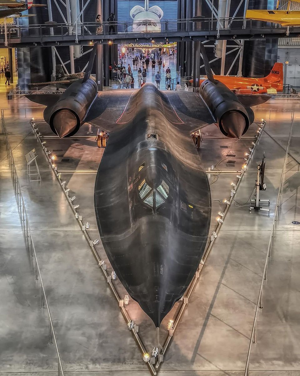 Slikke tælle Hovedgade Defense News Nigeria on Twitter: "SR-71 Blackbird. The fastest aircraft  ever built. The Blackbird was designed to cruise at Mach 3+, just over  three times the speed of sound. This plane is