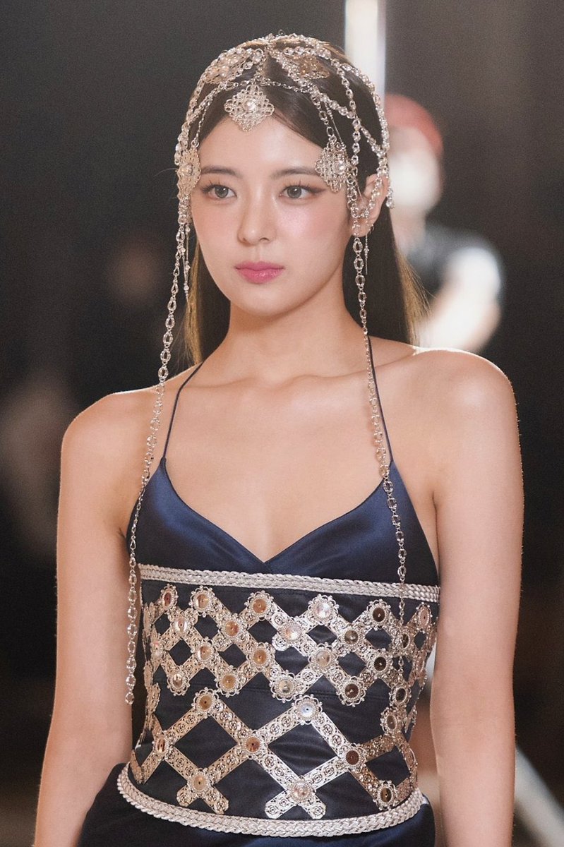 lialand_'s tweet photo. this look of choi Lia, im obsessed https://t.co/OP3RrrGOWe
