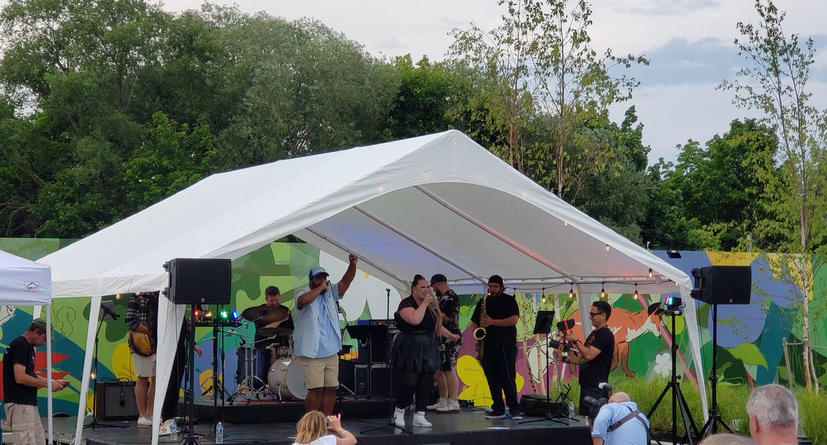 debgoss60's tweet photo. Weather held and despite the heat, another fun Wednesday Sunset & Sounds evening at #thediscoverycentre in Lakeview. Great music from:
@StaceyKayMusic and @CoryHotlineBand plus friends.
With @StonehookerBeer and #chefcal for refreshments!
Next date: July 27 https://t.co/7ZEgetcty7