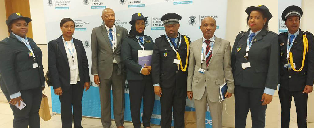 DouanesC's tweet photo. Cinq agents de la Douane comorienne dont trois femmes et deux hommes ont reçu le mardi 28 juin 2022 leurs diplômes d’inspecteur en Douane après une formation d’Inspecteurs des Douanes de dix mois à l’Ecole des Douanes Belge.
https://t.co/CPBx1d7spx https://t.co/ByJdXTS7Ii