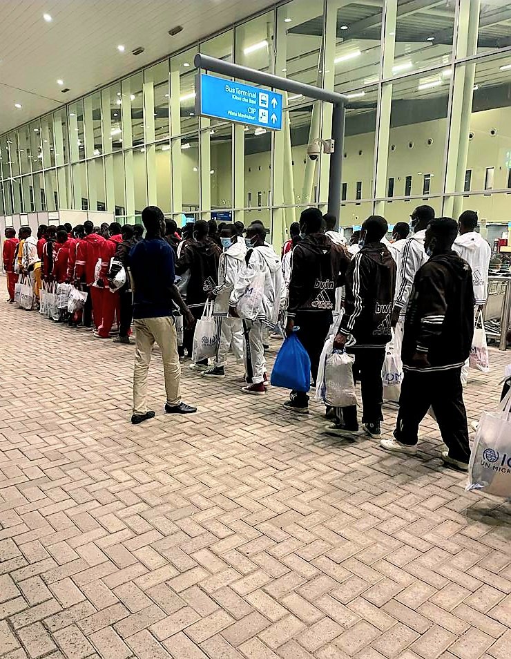 SufiQasim's tweet photo. 80 Ethiopian #Migrants along the #SouthernRoute stranded in #Tanzania are #voluntarilyreturned by: #EthiopianEmbassy, #IOM, #DepartmentsofImmigration & #Prisons to #Ethiopia thanks to finanancial support from the Government of #Sweden, today, 21Jul22. https://t.co/G1EanaZK8g