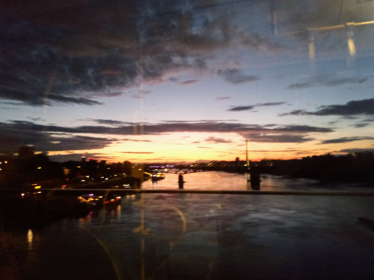 ワルシャワから。 夜9時50分、ヴィスワ川にかかる橋を走るバスからの風景です。 今のシーズンは昼が長くて旅行しやすいです。(写真Ryo Hinomiya)