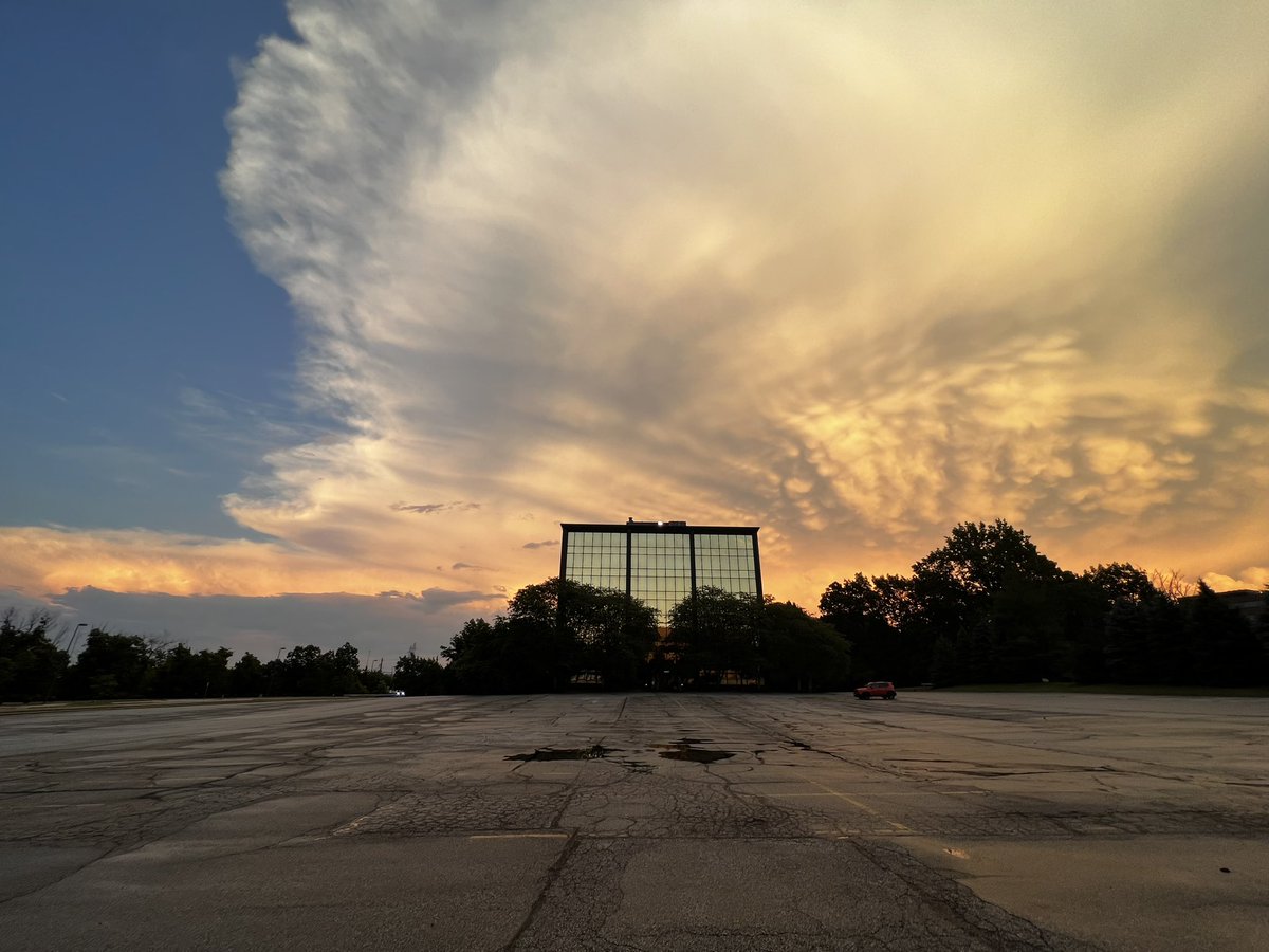 Pro_SalesLeader's tweet image. Cleveland put on a show tonight! @CReppWx @JimCantore