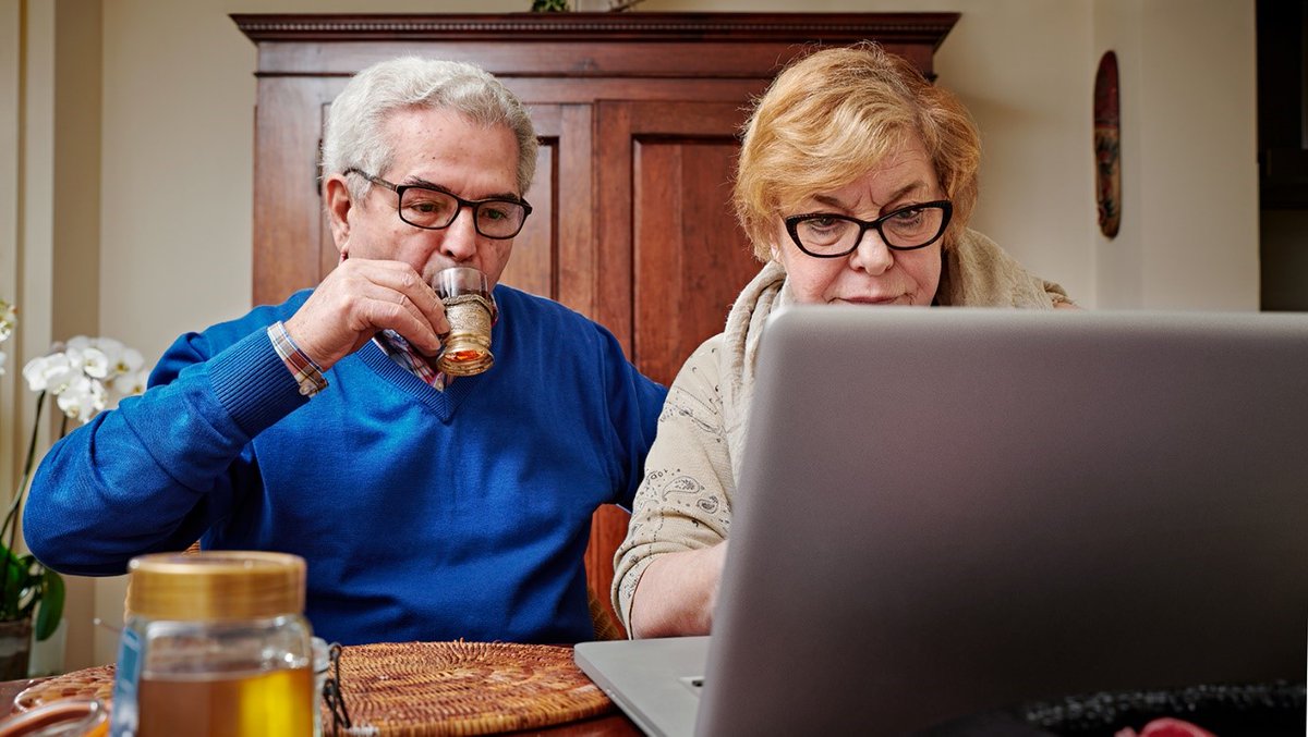 Vandaag wordt het AOW-pensioen bijgeschreven op uw rekeningnummer. Het is afhankelijk van uw bank wanneer het bedrag voor u zichtbaar is. Heeft uw partner ook AOW? Dan krijgt u de AOW allebei op dezelfde dag, maar niet altijd op hetzelfde moment. bit.ly/3h5dEzI