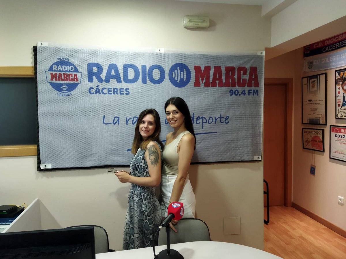 MarcaCaceres's tweet photo. Hoy tenemos invitadas de lujo en @MarcaCaceres 
@alexmostazo92 entrevista a partir de la una a @LorenaLindo y a Virginia Nevado, dos de las caras de @ArgentaInmoCC 
No te lo pierdas!! Y si no lo puedes escuchar en directo aquí tienes el enlace:
https://t.co/pwDN0gRZhO https://t.co/75psdODJAX