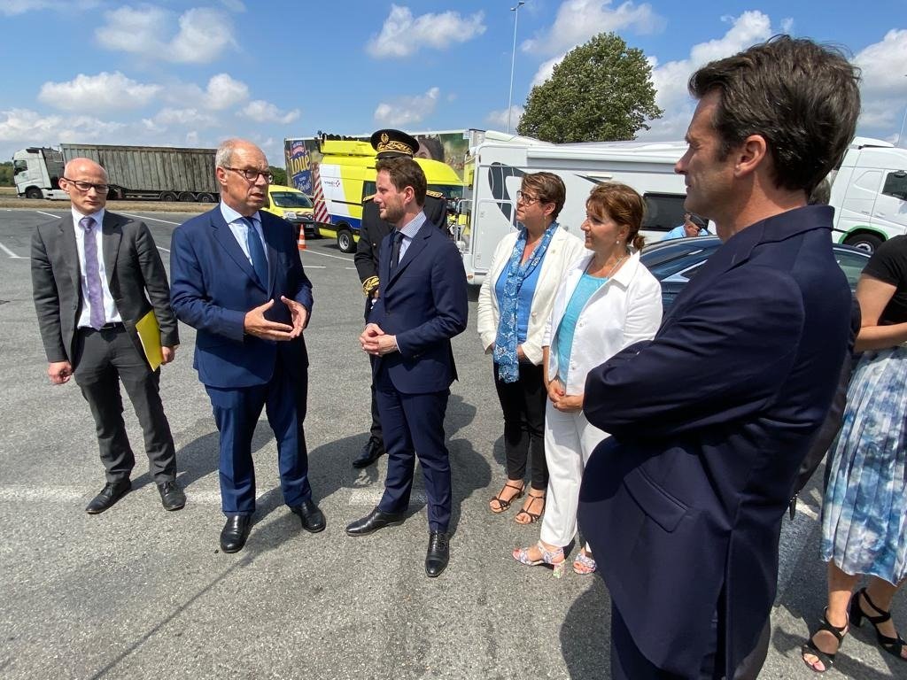 PierreCoppey's tweet photo. Nous sommes heureux d'accueillir @CBeaune avec notre partenaire @TotalEnergiesFR, sur l’aire de Limours-Janvry sur l'@A10Trafic, où toutes les équipes de @VINCIAutoroutes sont mobilisées pour accompagner les usagers pour les grands départs. https://t.co/iYs8diDlmg