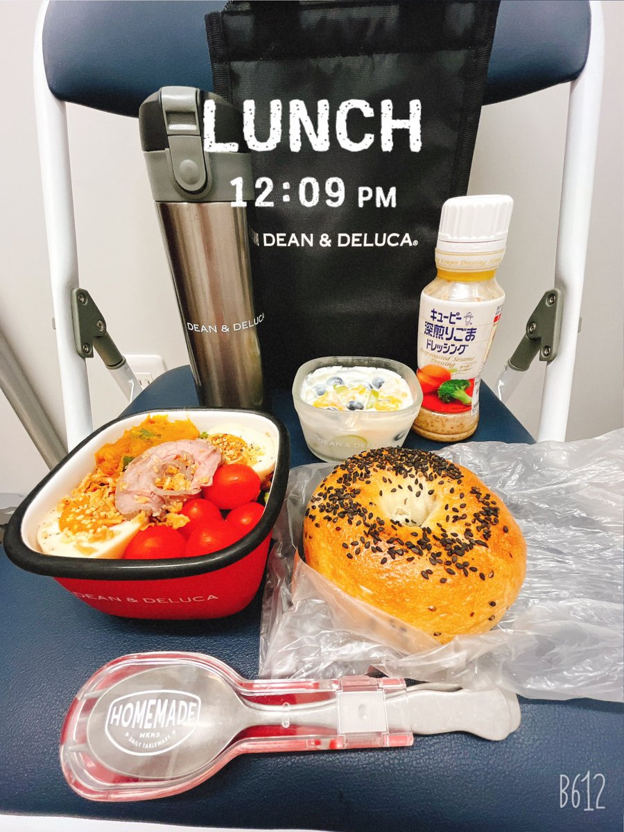 Life_Love_Style's tweet photo. 12時～お昼休憩Time⏱

毎度毎度更衣室でlunchTime😋🍴💕
ベーグル🥯はお店のレンジで温めて🤗❤️
ご馳走ｻﾏ(っ˘ڡ˘ς)💕
お腹いっぱい🤭❤️
5時まで頑張ります✊🏾💖

 #Twitter家庭料理部 
 #お弁当🥯🥗
 #お弁当倶楽部
 #ブーランジェリブロン🥯
 #DEAN&amp;DELUCA https://t.co/jJDLcXJE2N