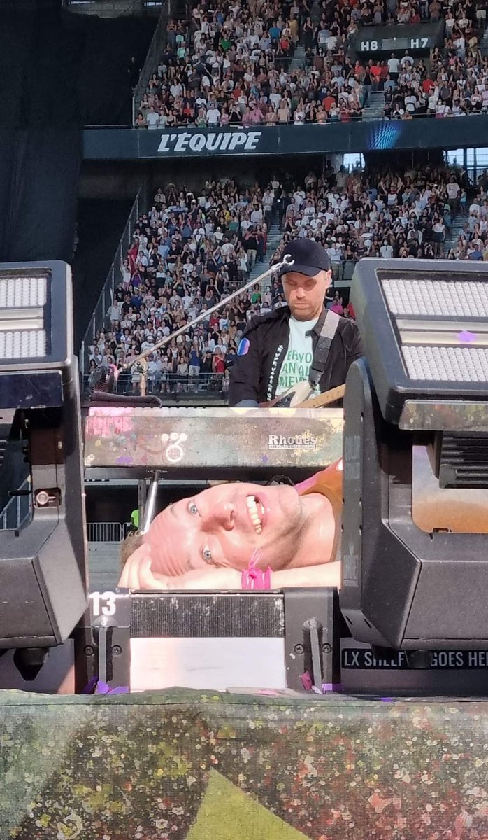 coldplayxtra's tweet image. Scroll and you’ll miss it 😄 #ColdplayParis 

📸 @neiljohnson91
